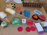 une table sur laquelle se trouvent de nombreux objets