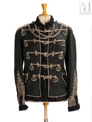 une photo d'une veste de style militaire sur un mannequin