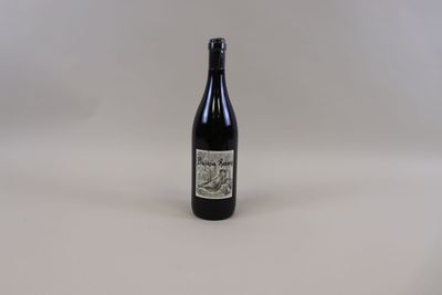 la bouteille de vin est posée sur une surface blanche