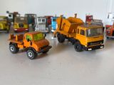 de nombreux camions miniatures posés sur une table