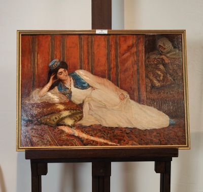 un tableau représentant une femme allongée sur un canapé