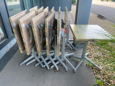beaucoup de chaises et une table à l'extérieur d'un bâtiment