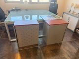 un bureau avec un plateau en verre dans une pièce