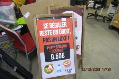 une enseigne de restaurant sur laquelle figure une étiquette de prix