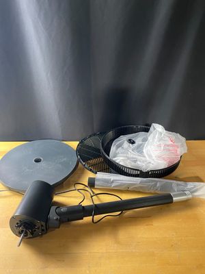 un gros plan d'une table sur laquelle se trouvent un objet métallique et un sac en plastique