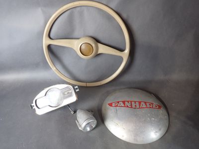une photo montrant un volant, une télécommande et d'autres objets posés sur une table