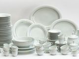 beaucoup de vaisselle et de tasses blanches sur la table