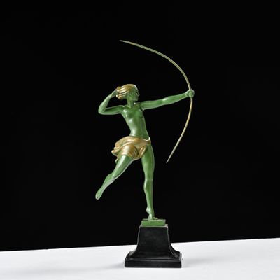 une statue en bronze représentant une femme tenant un arc et une flèche
