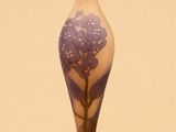 un vase orné d'un motif violet et blanc