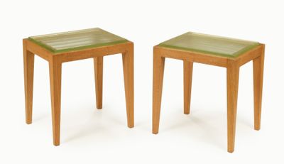 une paire de petits tabourets en bois avec des assises en cuir vert