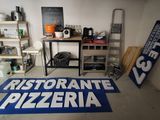 une pancarte indiquant « ristorante pizzaria » posée par terre