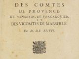 un vieux livre écrit posé sur une table