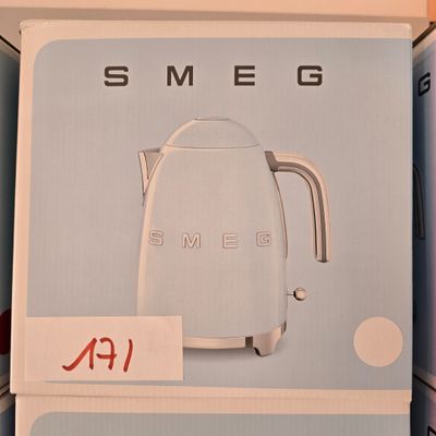 une boîte sur laquelle est posée une bouilloire blanche