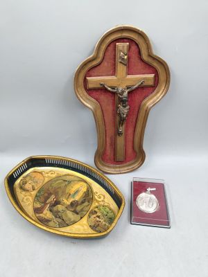 une image représentant un crucifix en bois orné d'une plaque dorée et d'un coffret rouge