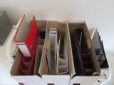 tout un tas de cartons posés sur un bureau