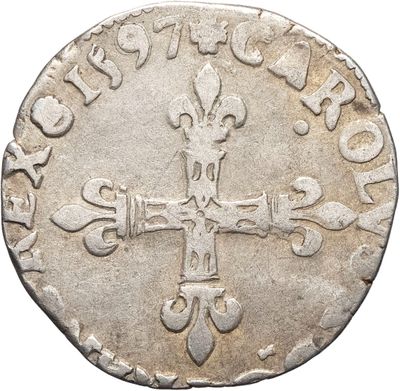 une vieille pièce d'argent ornée d'une croix