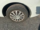 une voiture blanche qui a un pneu crevé
