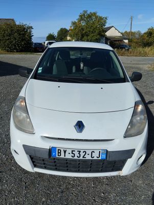 une voiture blanche garée dans un parking