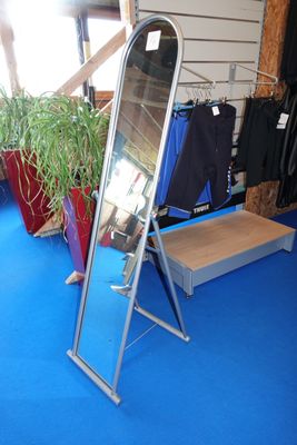 un miroir posé sur un support dans une pièce