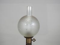 Lampe à pétrole en laiton et émaux peints à décor de fleurs … (photo 2)