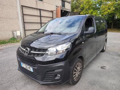 La camionnette noire est garée sur le bord de la route.