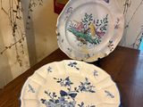 trois assiettes posées sur une table en bois