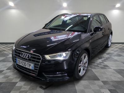 une image d'une voiture audi noire dans une salle d'exposition