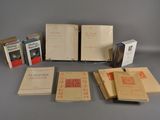 plusieurs livres sont empilés sur une table