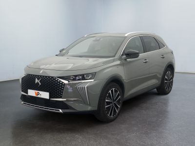 une voiture grise garée dans une pièce aux murs blancs