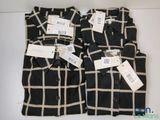 deux chemises à carreaux noires et blanches pour homme, avec leurs étiquettes de prix