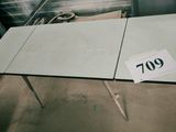 une table sur laquelle est posée une étiquette de prix, dans un entrepôt