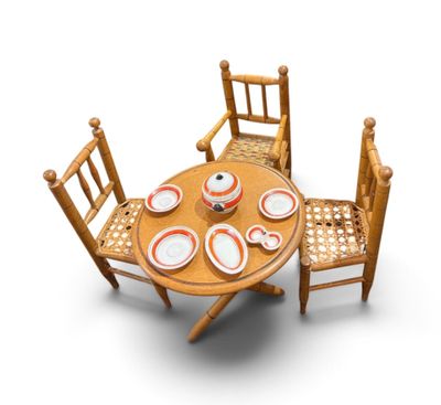 une table et des chaises, avec une théière posée dessus