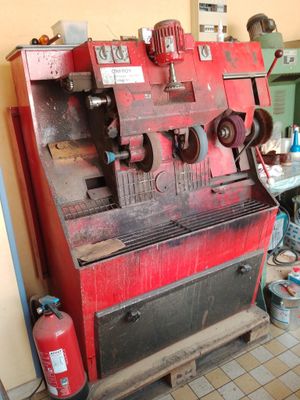 une machine rouge qui se trouve dans une pièce