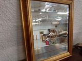 un miroir posé sur une table dans une pièce