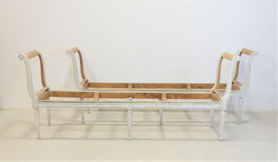 une image représentant un banc en bois et en osier