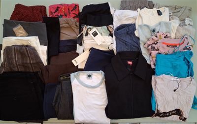 une grande quantité de vêtements posés sur une étagère dans une pièce