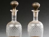 paire de carafes anciennes en verre taillé, ornées de détails dorés