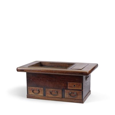 une image représentant une petite boîte en bois munie de tiroirs
