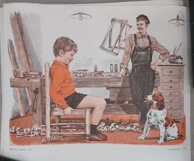 une photo d'un garçon assis sur une chaise avec un chien