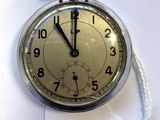 une montre de poche en argent sur fond blanc, avec une étiquette de prix