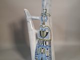 un vase blanc orné d'un motif bleu et jaune