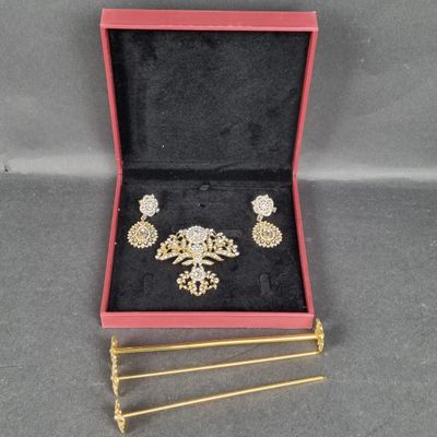 Parure en métal doré et strass : broche, pendants d'oreilles…