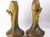paire de sculptures en bronze de style Art nouveau représentant une femme tenant une fleur