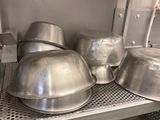 de nombreuses casseroles et poêles sur l'étagère de la cuisine