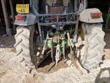 un tracteur garé dans la terre