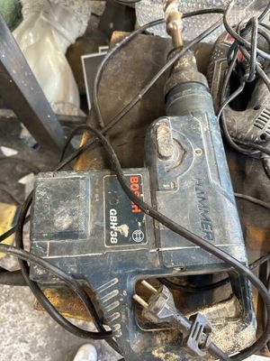 une image représentant un tas d'outils posé sur un tas de bric-à-brac