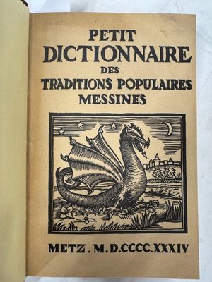 un vieux livre sur lequel figure l'image d'un dragon