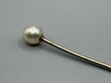 broche en forme de barrette en argent et perle, ornée d'une seule perle à son extrémité