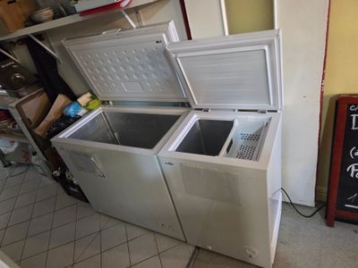 deux congélateurs placés l'un à côté de l'autre dans une cuisine