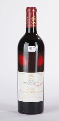 une bouteille de vin posée sur une table